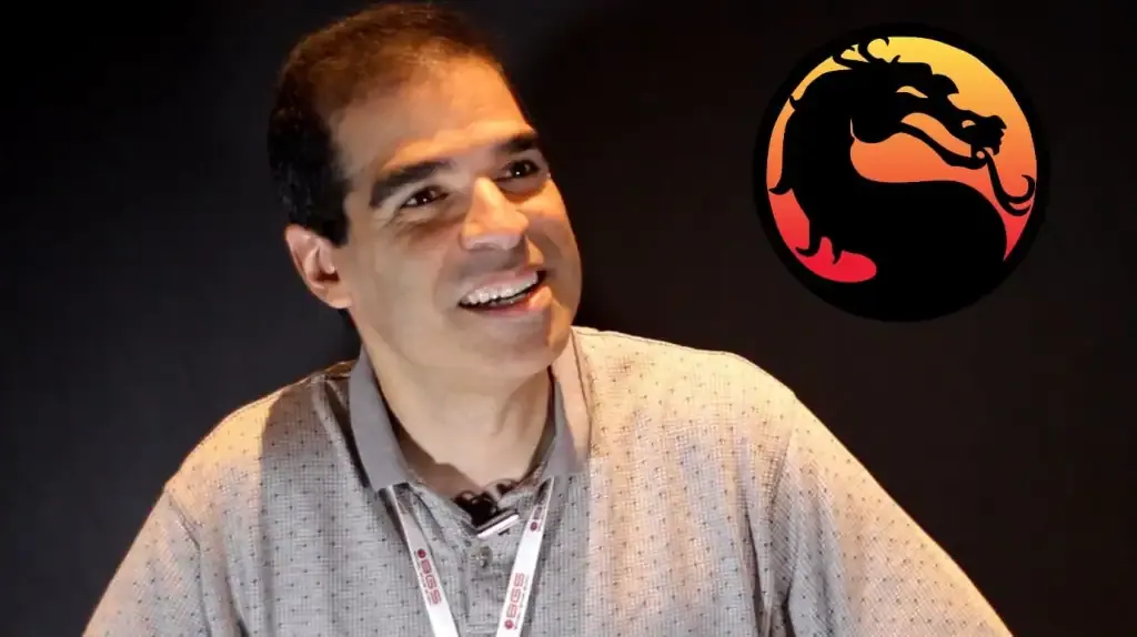 Disfruta de un momento en el Old School Club, con un ambiente de gaming retro y comunidad en Latam. La imagen muestra a un hombre sonriendo, con el logotipo de Mortal Kombat en el fondo, promoviendo eventos y cultura videojueguil en español.