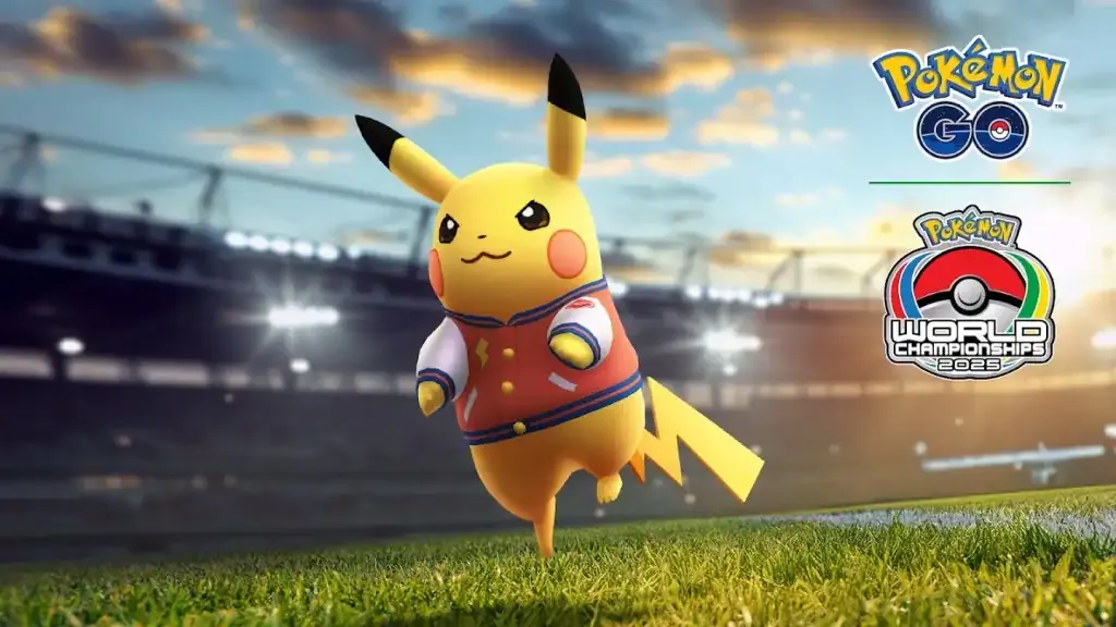 Pikachu con uniforme de entrenador en un campo de fútbol, promocionando eventos de Pokémon GO y World Championships 2025 en Old School Club en Latinoamérica.