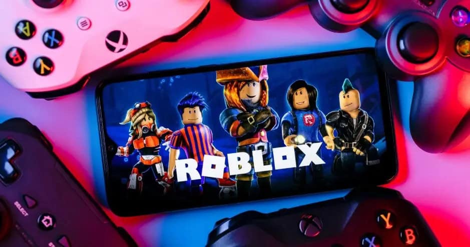 Logo de Roblox en pantalla representando debate sobre protección de menores