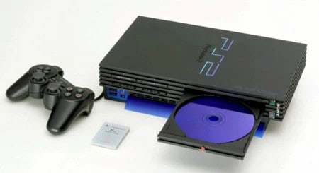 Consola PlayStation 2 aniversario con mando DualShock y diseño clásico en fondo negro.