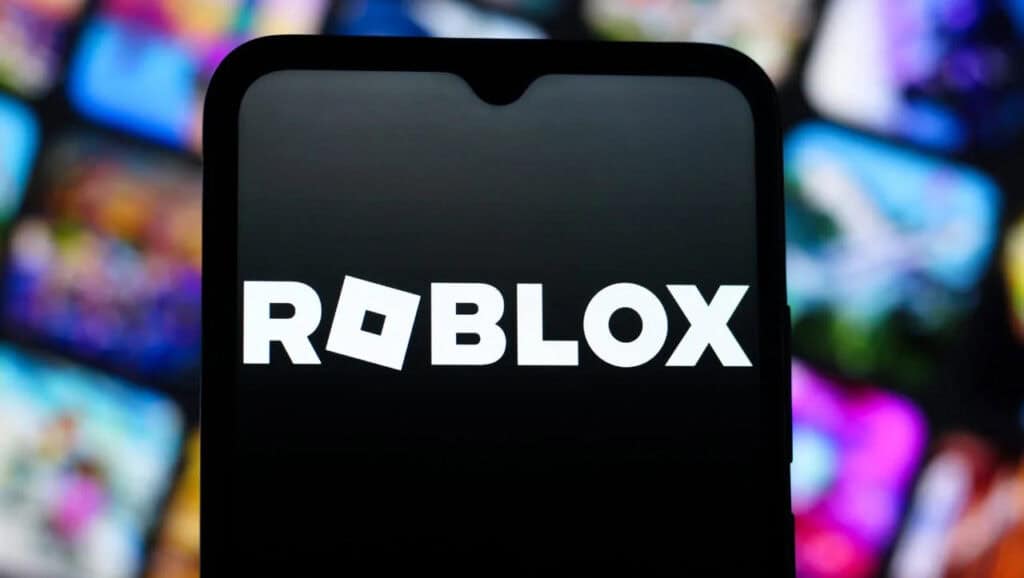 Ilustración del logotipo de Roblox detrás de un muro digital con la bandera rusa, representando cómo Rusia bloquea Roblox por leyes de contenido.