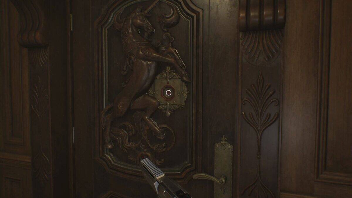 Monedas antiguas Resident Evil Requiem puerta del Parlor unicornio