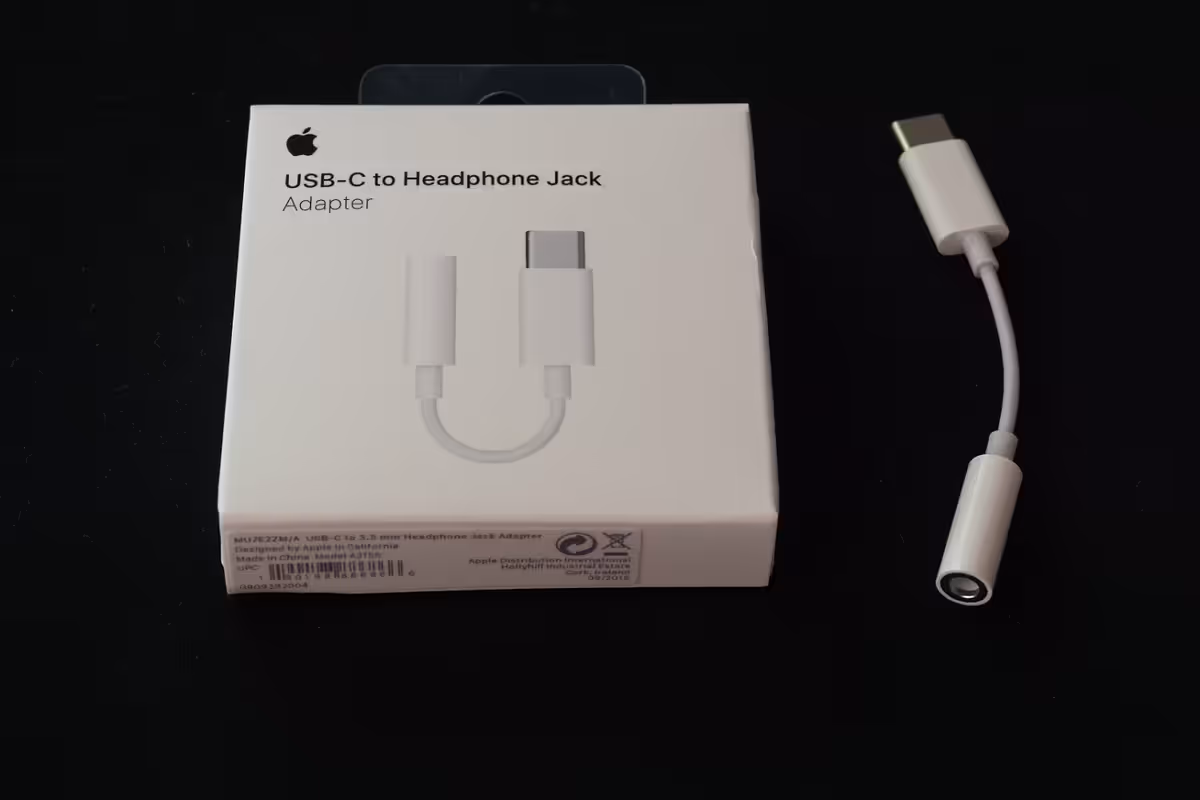 Apple USB-C to 3.5 mm Headphone Jack Adapter — El adaptador oficial para conectar micrófonos pro a tu Mac o iPad