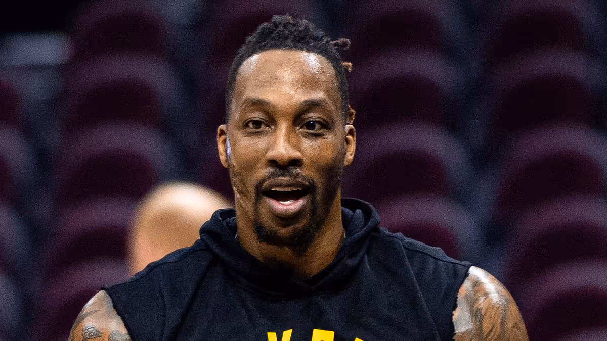 Dwight Howard, ex All-Star de la NBA y campeón con los Lakers en 2020, hace stream en vivo desde el venue.