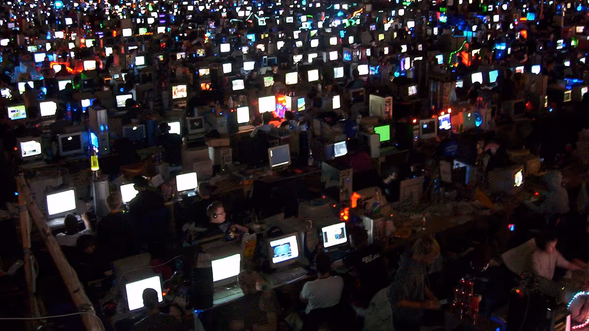 El ambiente DreamHack: salones llenos de gamers, torneos en directo y plazas al Esports World Cup en juego.